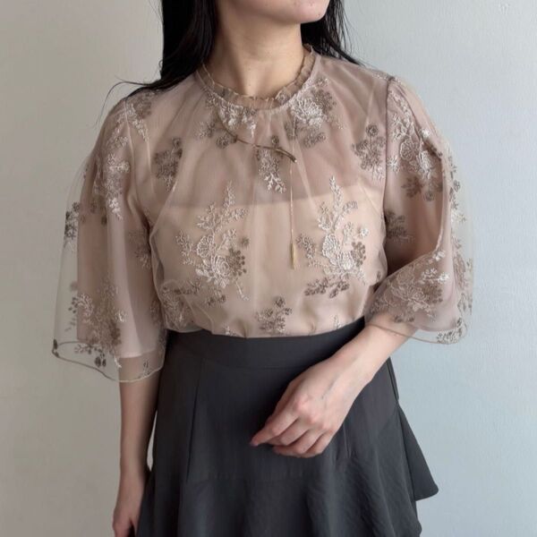 mysty woman フローラル刺繍フレアスリーブブラウス