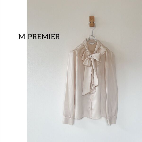 M-PREMIER エムプルミエ ボウタイフリル サテンブラウス 光沢 34 ベージュ