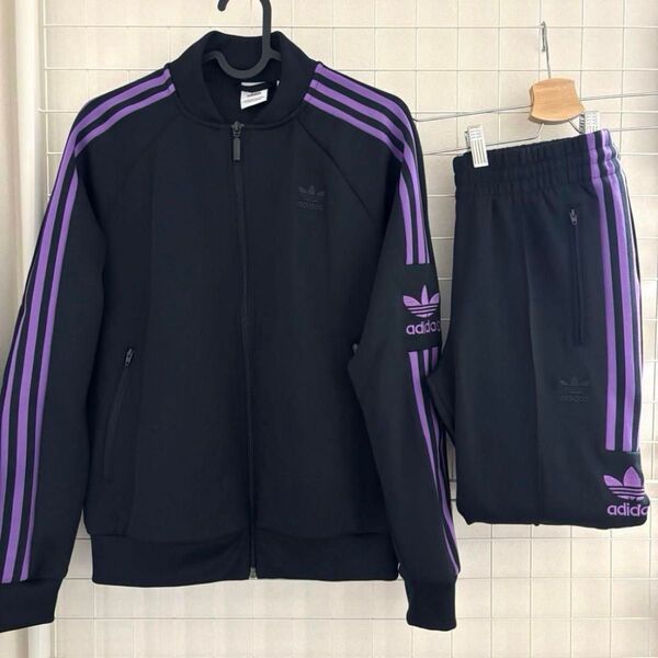 【美品】アディダスオリジナルス セットアップ トラックジャケット パンツ ロゴ adidas 黒 紫 ジャージ 3本ライン