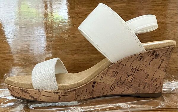 ほぼ未使用美品 厚底7cm ホワイト ウェッジソール サンダル NUOVO XL 24.5〜25cm