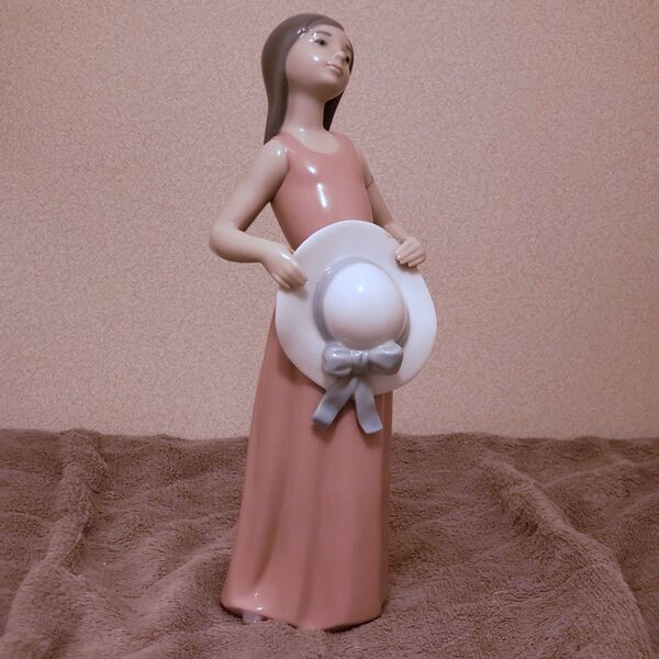 リヤドロ LLADRO「麦わら帽子を持つ少女」 フィギュリン