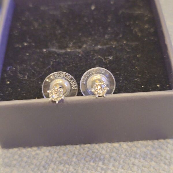 SWAROVSKI スワロフスキー クリスタルピアス シルバーカラー