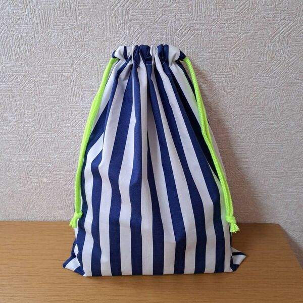 ハンドメイド 巾着袋 体操着袋 給食着袋 体操服袋 体操着入れ 小物入れ 青色のストライプ柄 紐蛍光グリーン 050