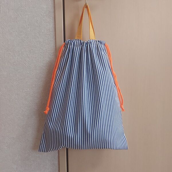 ハンドメイド 巾着袋 体操着袋 給食着袋 体操服袋 体操着入れ 小物入れ 青色のストライプ柄 持ち手山吹色 052