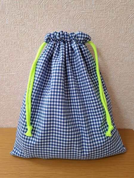 ハンドメイド 巾着袋 体操着袋 給食着袋 体操服袋 体操着入れ 小物入れ 青色のチェック柄 紐蛍光グリーン 051