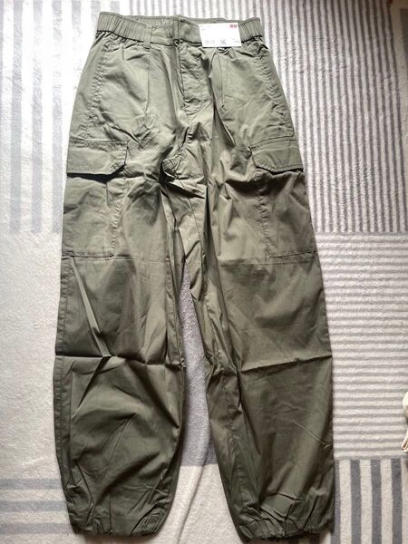 新品 ユニクロ オリーブ色 イージーカーゴパンツ Sサイズ