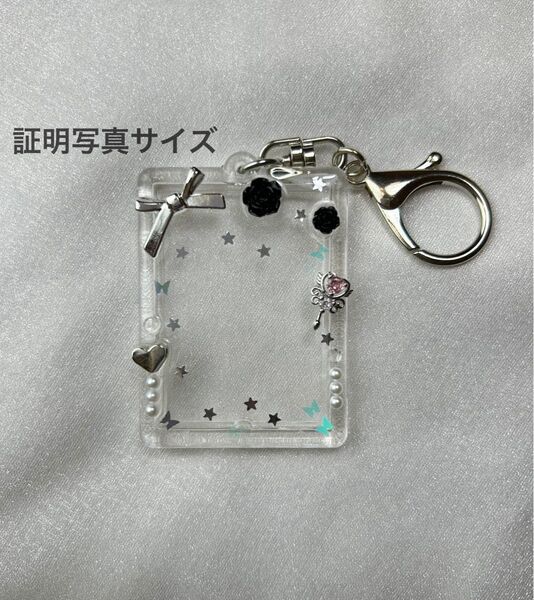【44】トレカケースデコ 証明写真 キーホルダー トレカキーホルダー レジン 黒