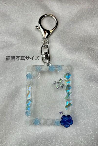 【32】トレカケースデコ 証明写真 キーホルダー トレカキーホルダー レジン 水色
