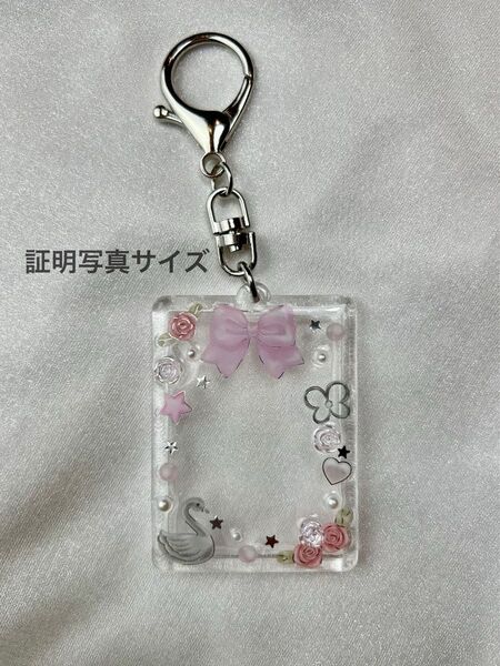 【43】トレカケースデコ 証明写真 キーホルダー トレカキーホルダー レジン ピンク