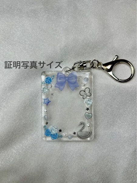 【42】トレカケースデコ 証明写真 キーホルダー トレカキーホルダー レジン 水色