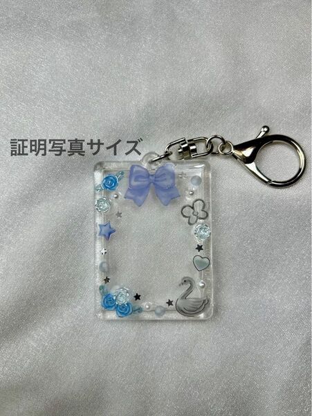 【42】トレカケースデコ 証明写真 キーホルダー トレカキーホルダー レジン 水色