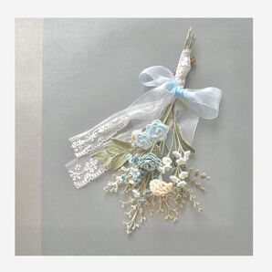 水色の編み物スワッグ レース編み ハンドメイド ブーケ 花束 編み花 プレゼント かぎ針編み 壁飾り 壁掛け 枯れない花