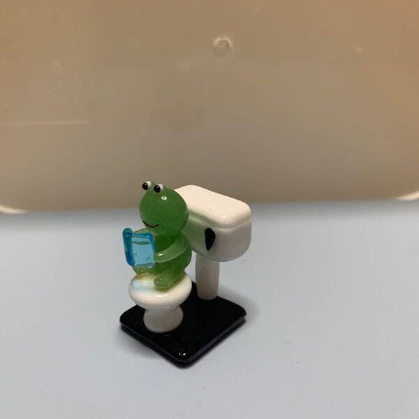 ガラス細工 カエルさんトイレで読書 ミニチュア かえる 蛙