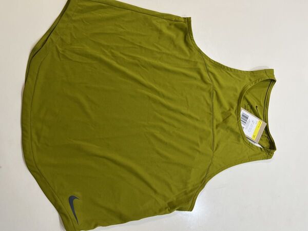 ☆新品☆これからの時期に最適です Nike エアロスイフト ノースリーブ S