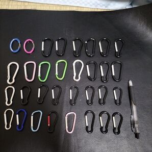 カラビナ フック 工具 40個使用済み 破損なし すべて使えますボールペンは大きさが分かるように写真に載せました!