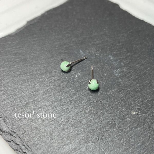 小さな エメラルド 天然石一粒ピアス/サージカルステンレス