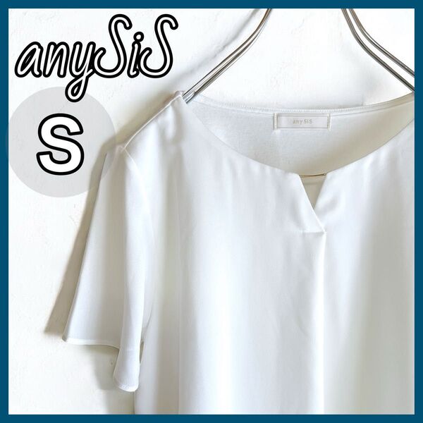 anySiS シャツ ブラウス Sサイズ レディース ホワイト Vネック 半袖 チャーム付き オフィスカジュアル キレイめ 白