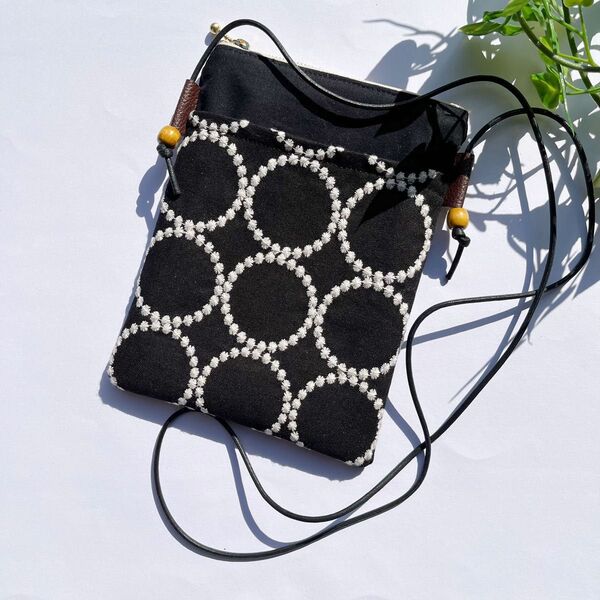 刺繍 サークルブラック スマホポシェット スマホポーチ スマホショルダー ハンドメイド