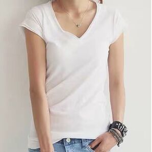 リラックスカジュアルスタイルにマストなVネックTシャツです♪