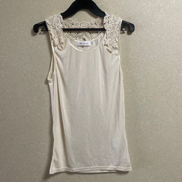 NATURAL BEAUTY BASIC ノースリーブトップス M クリーム色