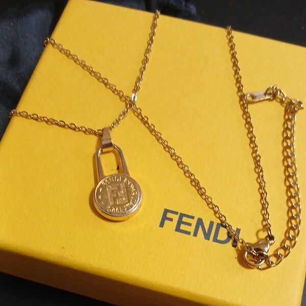 FENDI FFロゴチャーム&ネックレス ゴールド