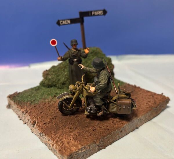タミヤ 1/35 ドイツ軍オートバイ伝令+憲兵 ジオラマベース付