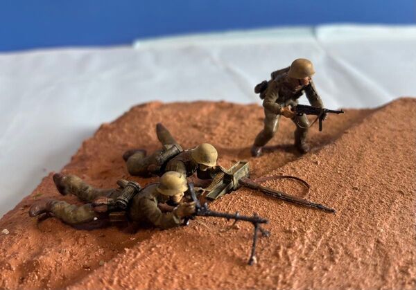 タミヤ 1/35 アフリカ軍団機関銃チーム+フィギュア3体+ジオラマベース付