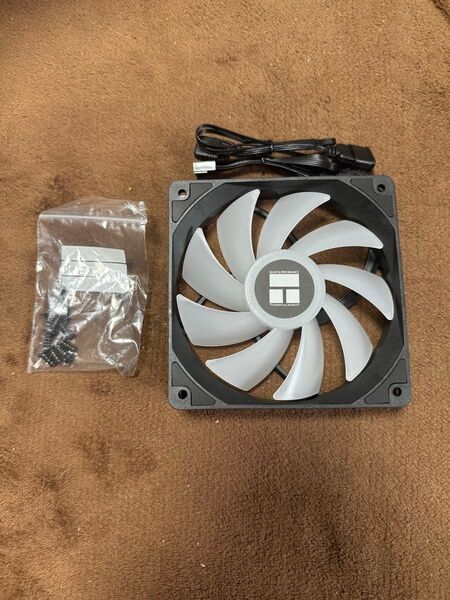 ほぼ新品 thermalright rgb ケースファン TL-C12C-S PWM 120mm