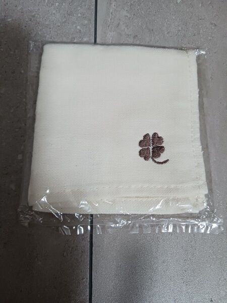 クローバー刺繍のミニガーゼハンカチ