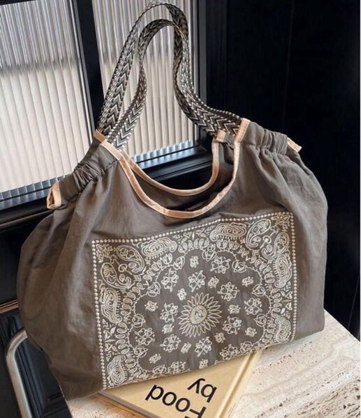 トートバッグ ハンドバッグ 肩掛け 肩かけ マザーズバッグ 人気 バンダナ ペイズリー刺繍 大容量 軽い レディース