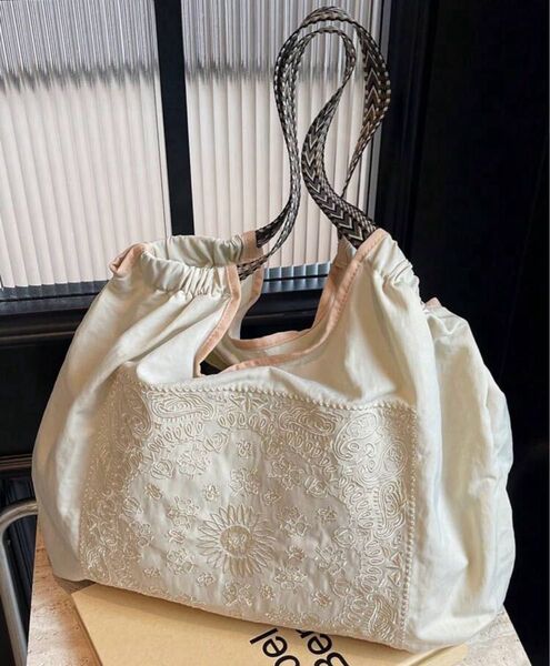 トートバッグ マザーズバッグ エコバッグ 刺繍 シンプル 春 夏 かばん 軽量 A4サイズ 通勤 通学 レディース ホワイト