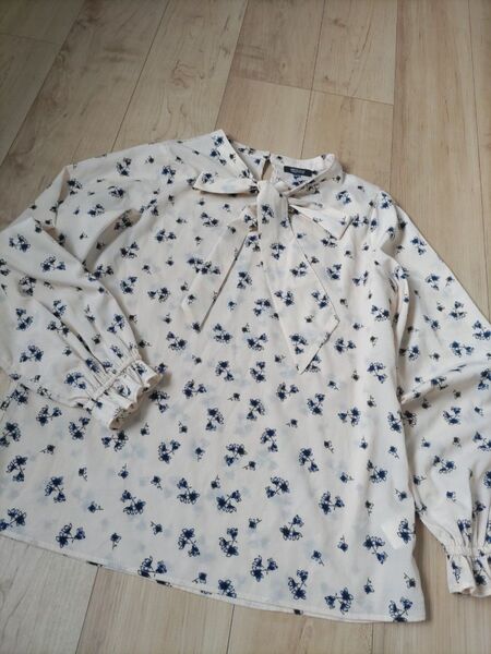 長袖シャツ M 長袖 柄シャツ 花柄 リボンタイ ブラウス