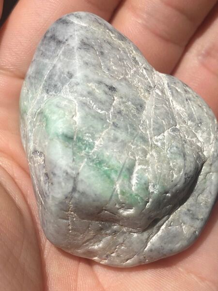 糸魚川翡翠 ヒスイ 青海川 川石 天然石 鉱物 原石 ひすい 82g