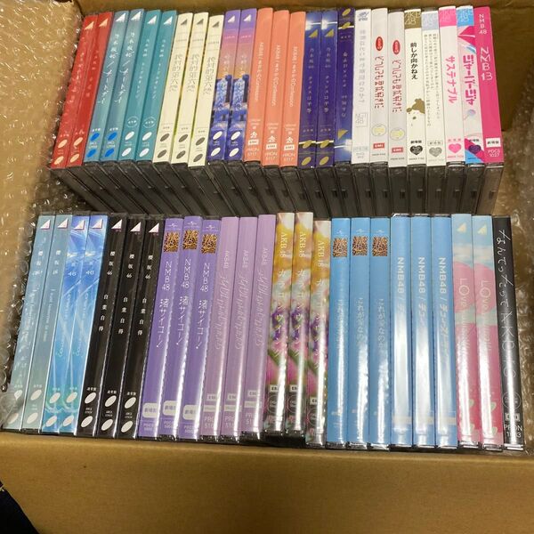 乃木坂46などのCD50枚入りです。