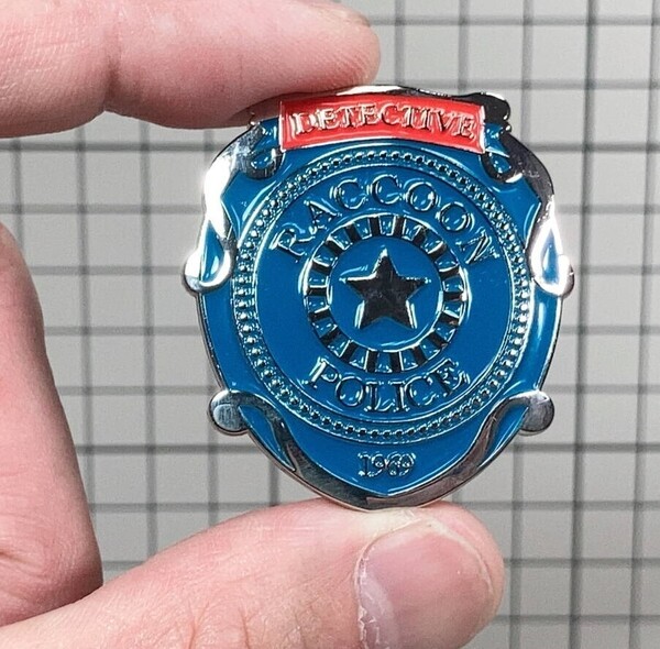 ▲棚:V_H7【警察バッジ型 ピンバッジ ラクーンシティ警察(バイオハザード) #2:ブルー】sa_wjig S05-05