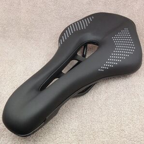 新品 中華サドル 自転車 ロードバイク MTB クロスバイク 穴あき スポーツサドル 送料無料