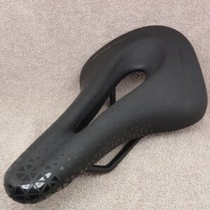 新品 中華サドル 自転車 ロードバイク MTB クロスバイク 穴あき スポーツサドル 送料無料