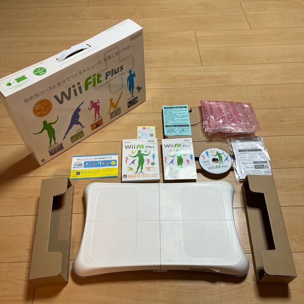 元箱&取説あり キレイ 任天堂純正品 ニンテンドーWii Wii Fit Plus 清掃&動作確認済み 電池BOXに少しサビあり