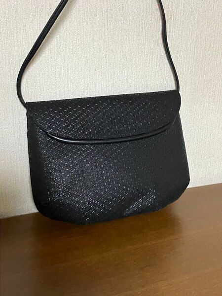印傳屋 レザー ショルダーバッグ 斜めがけ ブラック 格子模様