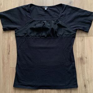 BASIQUES de VILLE ブラック トップス 胸元シャーリング Tシャツ Mサイズ