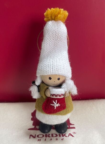 ノルディカニッセ 靴下を持った女の子 ユール・ヒュッゲ【新品】