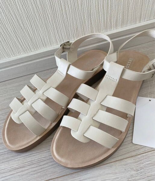 新品 クロッシー フラット ストラップ サンダル オフホワイト LL レザー