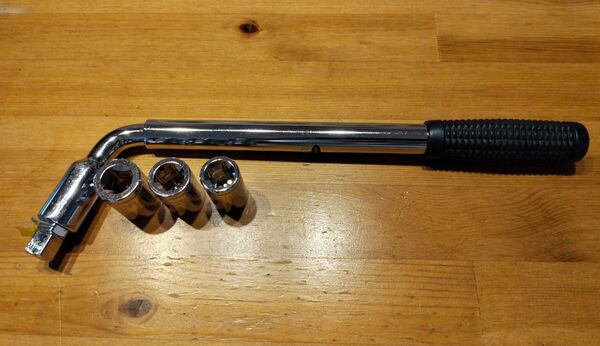 ハンドル伸縮可能 タイヤ交換 工具 車 ホイールマスターレンチ17mm 19mm 21mm対応 一体ソケット 中古 箱無し