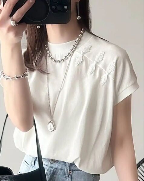 チャイナボタン風 刺繍デザイン モックネック ホワイト 半袖Tシャツ