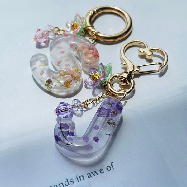 FL05 イニシャル キーホルダー レジン ハンドメイド 名前入り