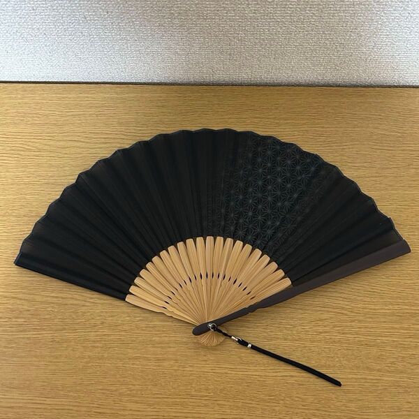 扇子黒色 素材不明 目立つ傷汚れ無し