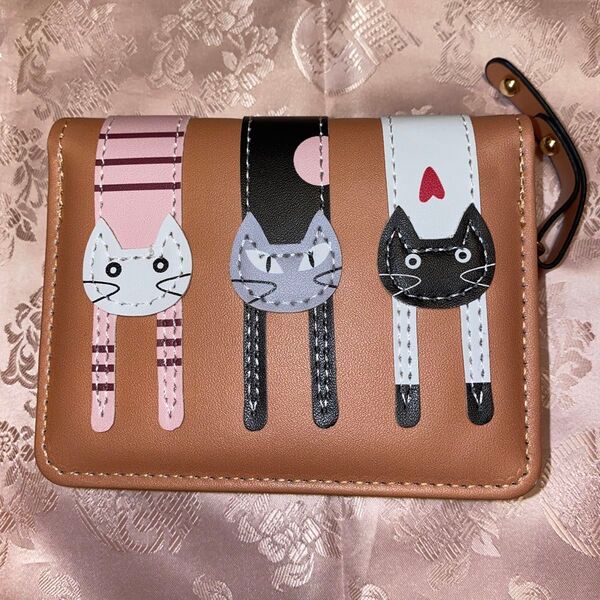 三匹の猫のイラストが可愛いお財布