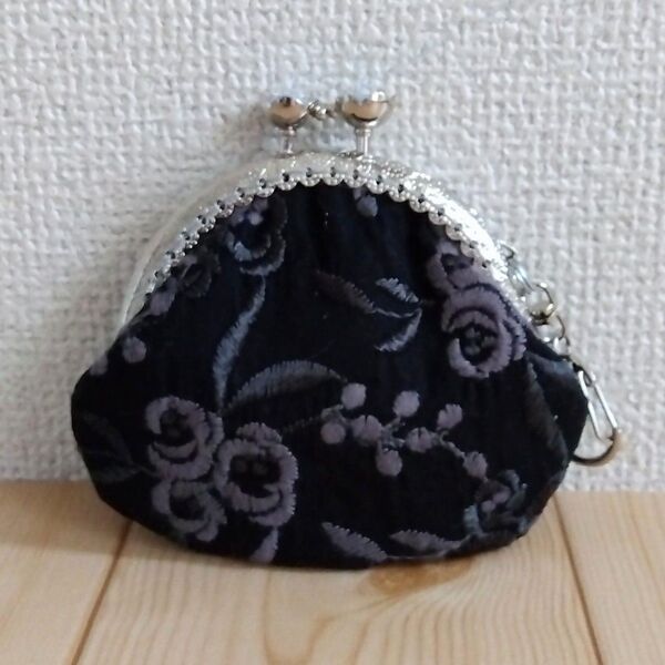 刺繍 がま口ミニポーチ コインケース キーホルダー 8.5cm口金 アクセサリーケース ハンドメイド 花柄 ブラック 227