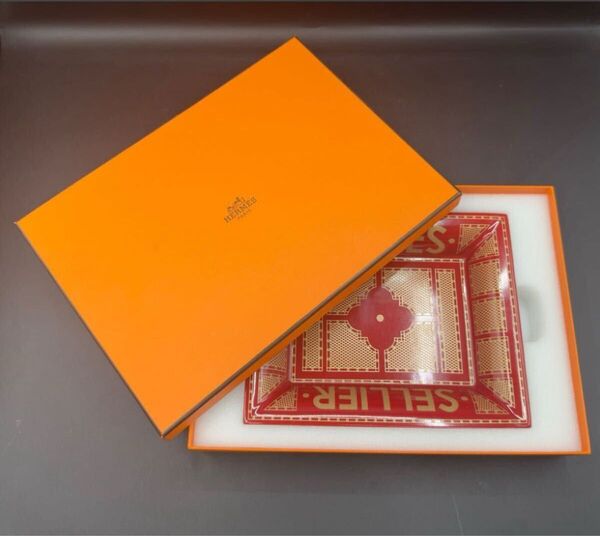 HERMES エルメス・セリエ ヴィド・ポッシェ レッド/ゴールド 21×17cm 洋食器 プレート 角皿 ブランド食器 トレイ