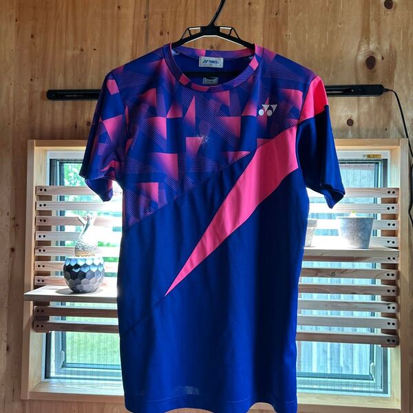 YONEX Tシャツ Mサイズ ピンク×ブルー 幾何学模様